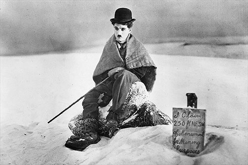 Charlot es aquí un pobre hombre sin fortuna que va a Alaska a la conquista del oro
